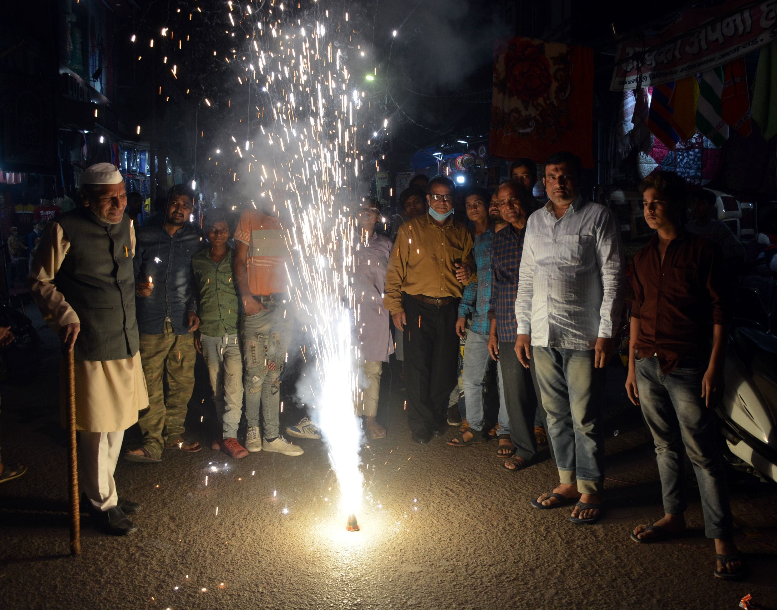 दीपावली पर हिन्दू मुस्लिम भाई चारे की तहजीब मिशाल कायम करते। ऊपरकोट में अनार जलाकर दीपावली मनात? दीपावली पर हिन्दू मुस्लिम भाई चारे की तहजीब मिशाल कायम करते। ऊपरकोट में अनार जलाकर दीपावली मनात?