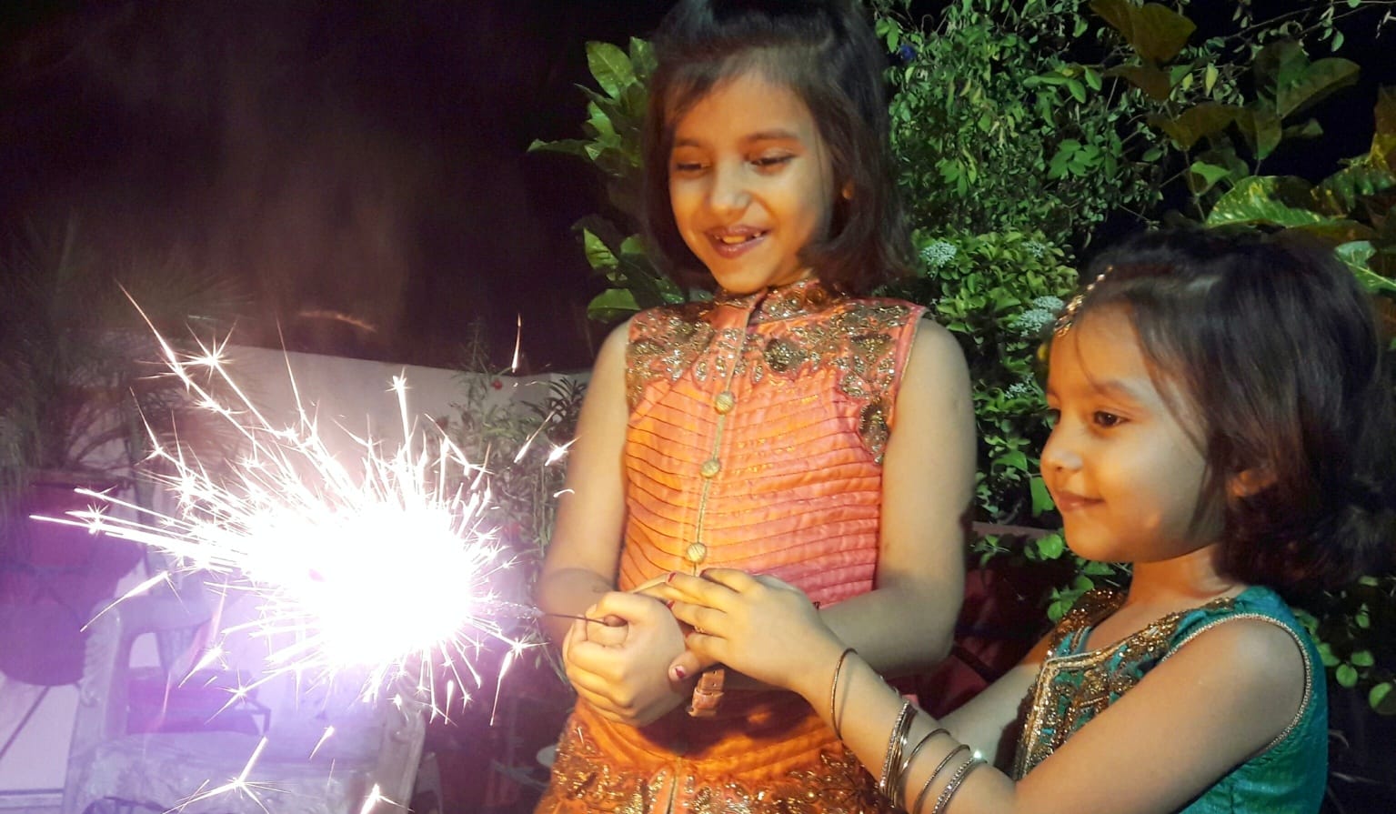 दिवाली पर फुलझड़ी चलाते बच्चे। संवाद दिवाली पर फुलझड़ी चलाते बच्चे। संवाद