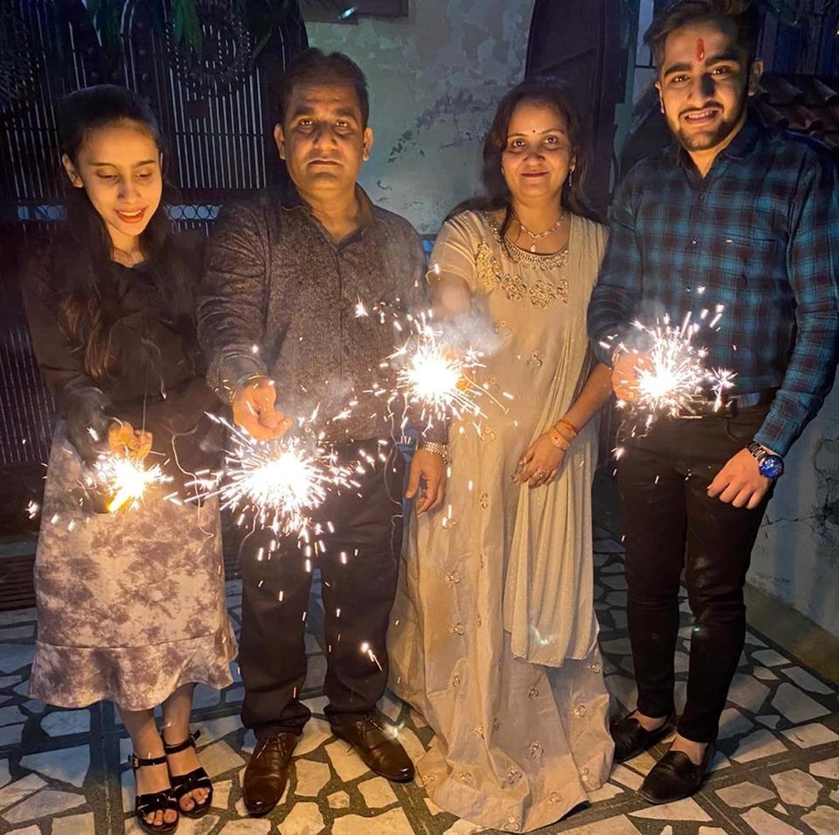 दीवाली पर परिवार के साथ फुलझड़ी चलाते सौरभ सिक्स संस। दीवाली पर परिवार के साथ फुलझड़ी चलाते सौरभ सिक्स संस।