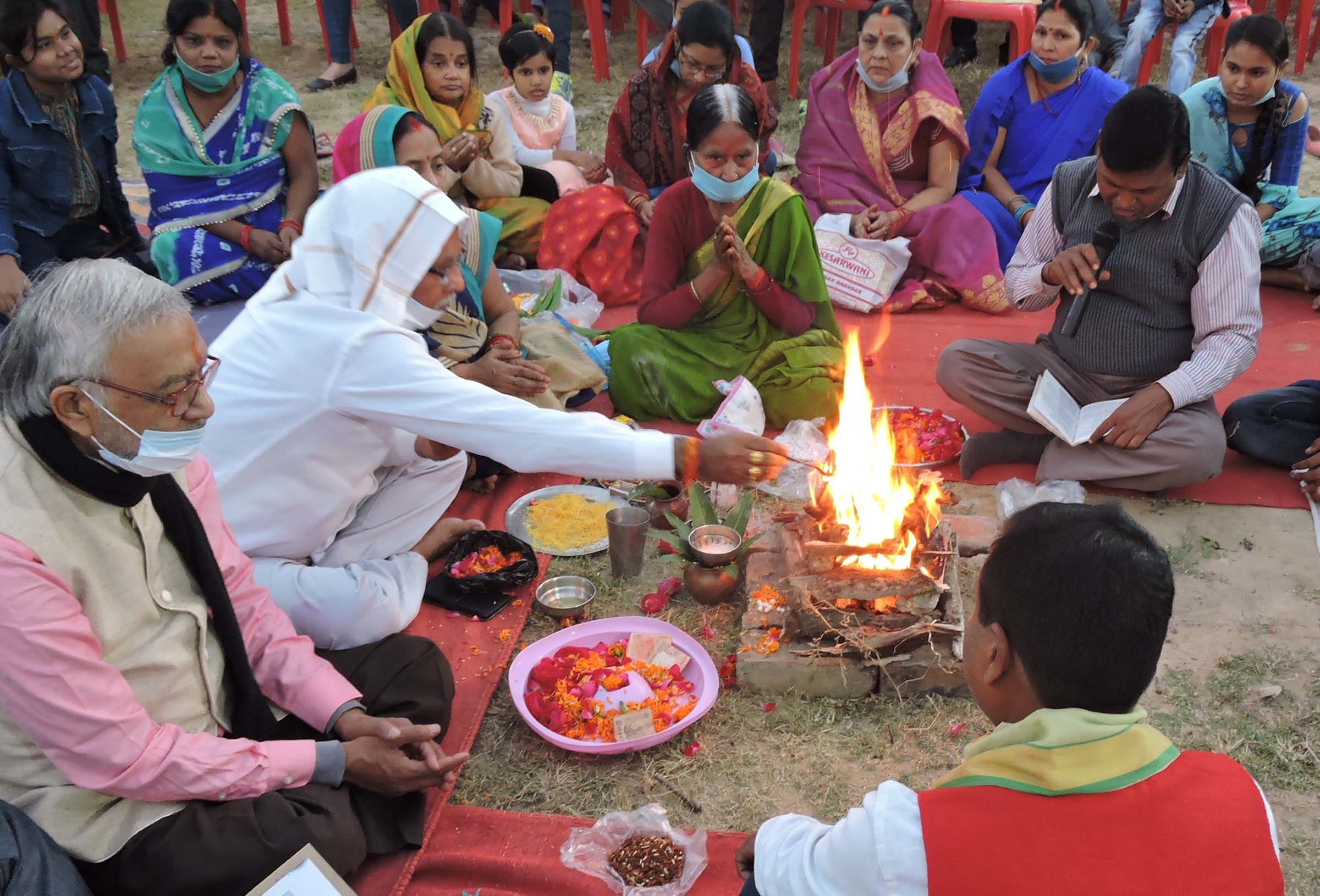 जेल रोड स्थित चित्रगुप्त मंदिर में कलम दवात पूजा कर हवन करते कायस्थ समाज के लोग। जेल रोड स्थित चित्रगुप्त मंदिर में कलम दवात पूजा कर हवन करते कायस्थ समाज के लोग।