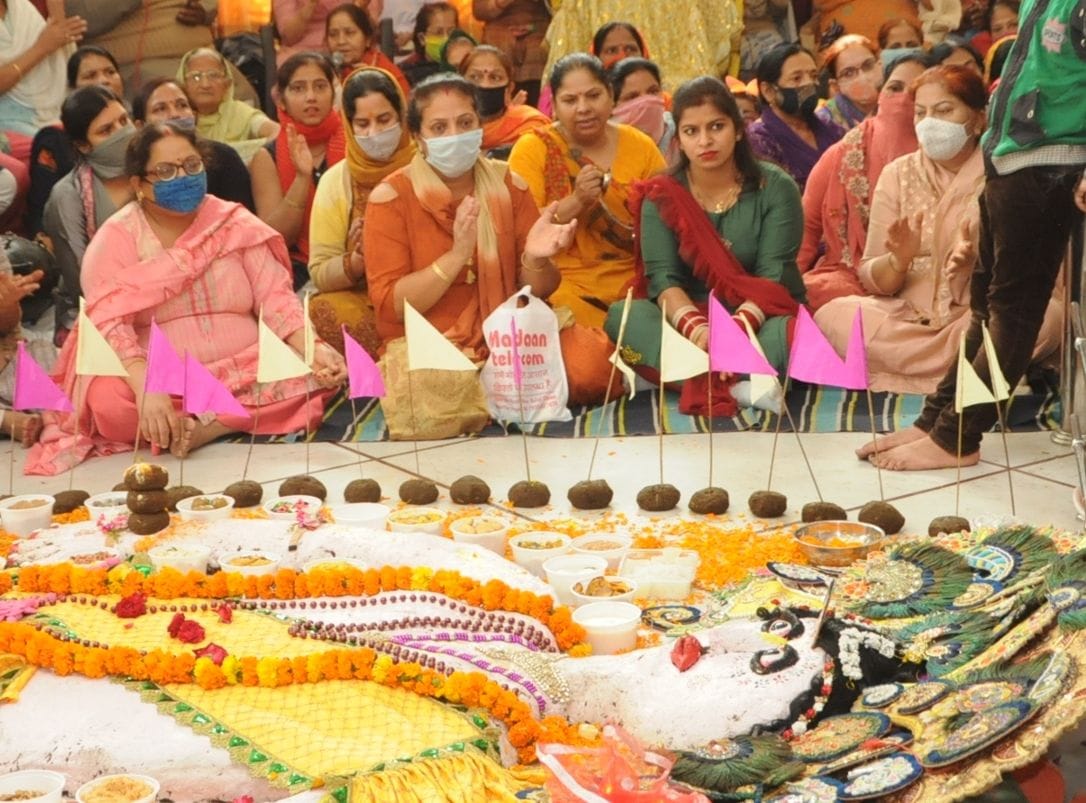 गोलोकधाम मंदिर में गोवर्धन पर्व मनाती महिलाएं। गोलोकधाम मंदिर में गोवर्धन पर्व मनाती महिलाएं।