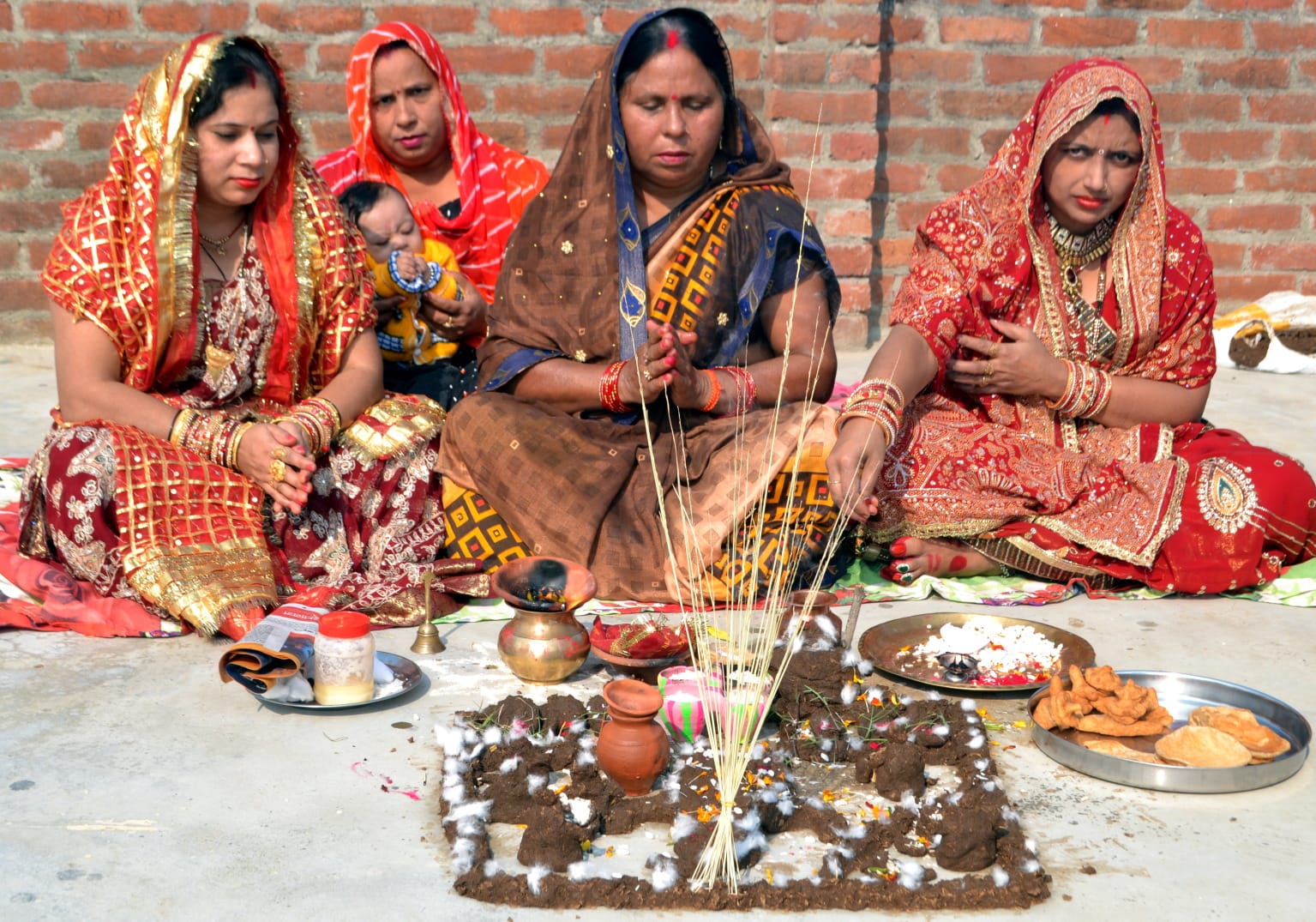 गोवर्धन पूजा करती महिलाएं। संवाद