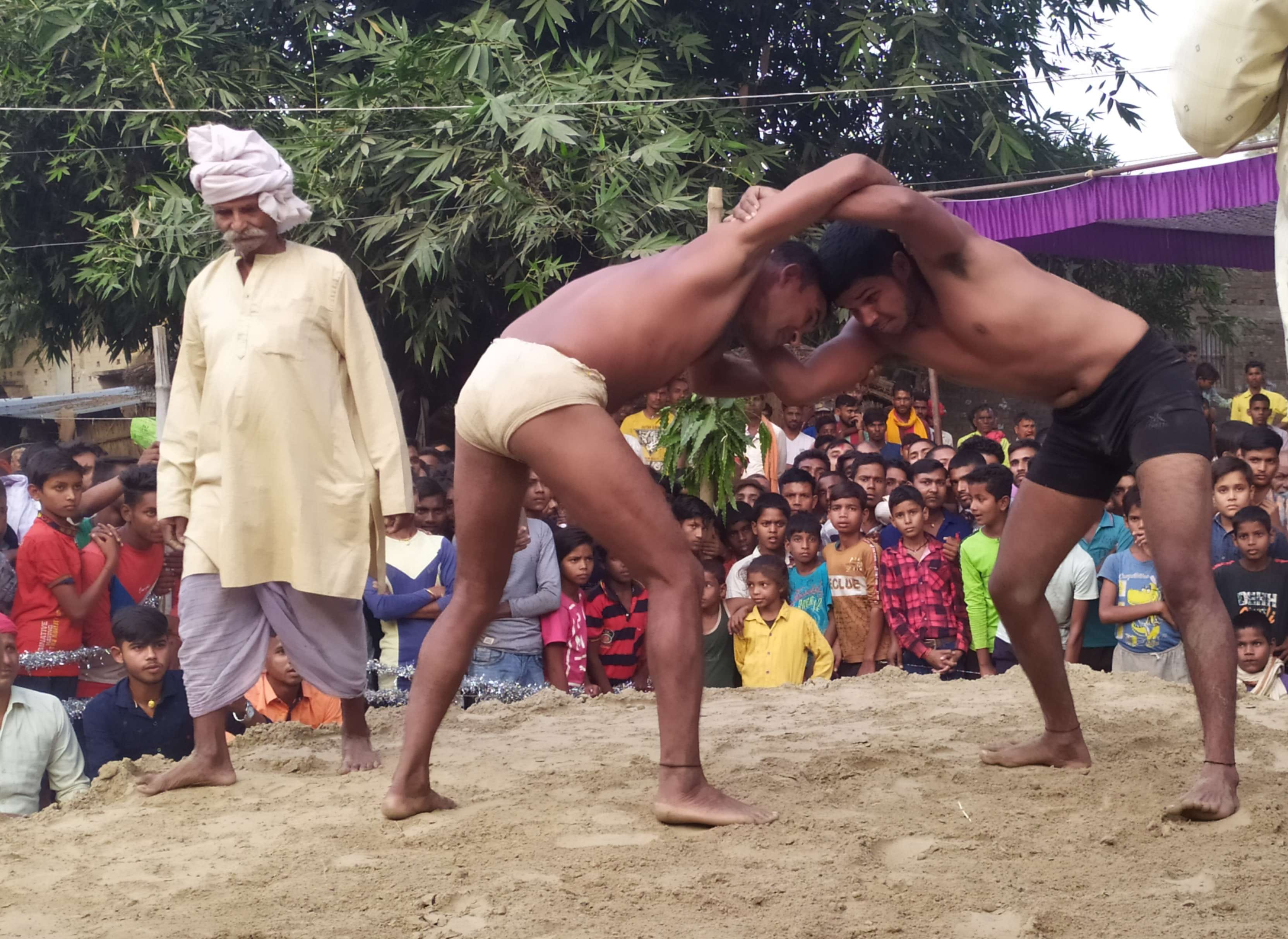 लालगंज क्षेत्र के मुरारपट्टी में आयोजित दंगल प्रतियोगिता में दांव-पेच दिखाते पहलवान। लालगंज क्षेत्र के मुरारपट्टी में आयोजित दंगल प्रतियोगिता में दांव-पेच दिखाते पहलवान।