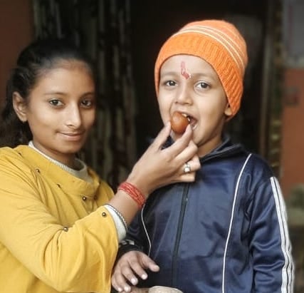 जलालाबाद में भैयादूज पर भाई को तिलक कर मिठाई खिलाती बहन