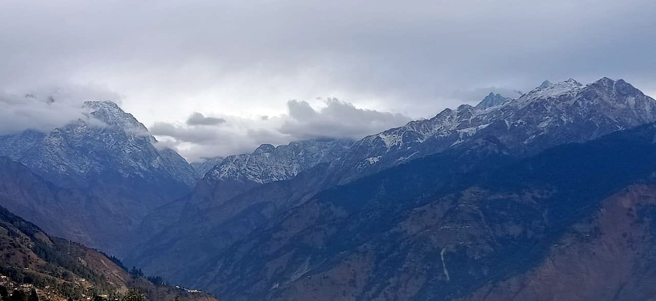 मुनस्यारी के ऊंचाई वाले क्षेत्रों में हुआ ताजा हिमपात।