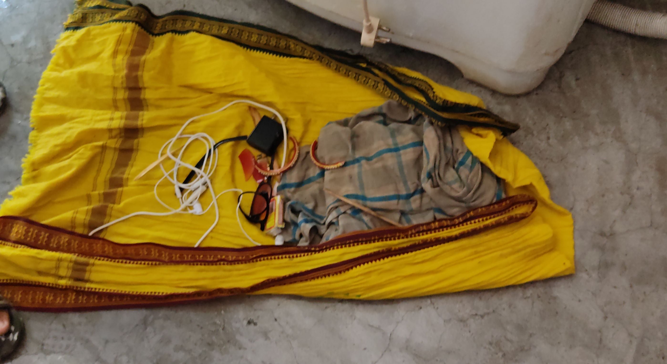फोटो संख्या 17 भागे चोरों के मोबाइल के चाजर्र आदि सामान