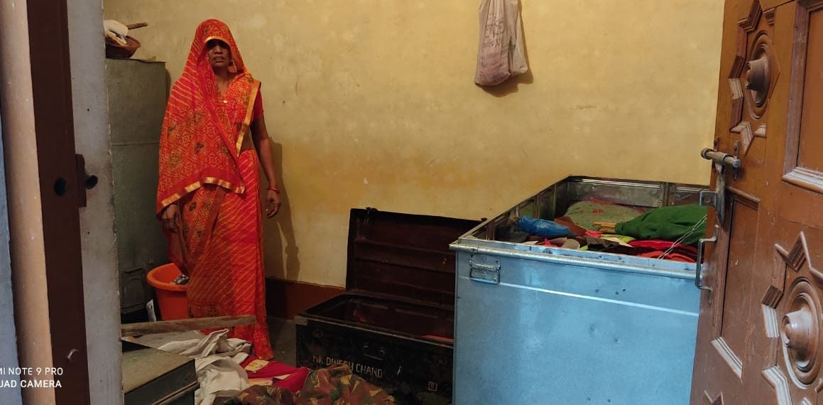 फोटो संख्या 23 घटना की जानकारी देती गृहस्वामी प्रेमलता