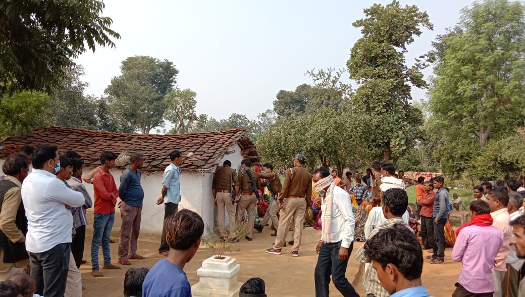 कैप्सन - मौके पर मौजूद अधिकारी एवं ग्रामीण कैप्सन - मौके पर मौजूद अधिकारी एवं ग्रामीण
