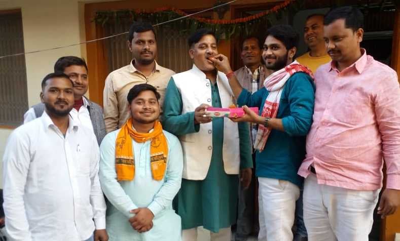 अरविंद जायसवाल को भाजपा से   गोरखपुर  क्षेत्रीय उपाध्यक्ष बनाए जाने पर मिठाई खिलाकर खुशी का इजहार