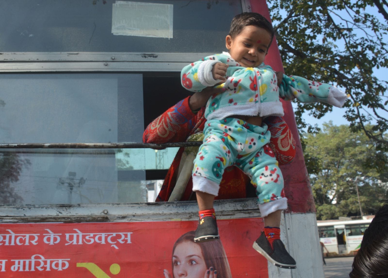 मुरादाबाद के पीतल नगरी रोडवेज बस स्टेशन पर भैयादूज पर बस की खिड़की से बच्चे को अंदर करती मां। मुरादाबाद के पीतल नगरी रोडवेज बस स्टेशन पर भैयादूज पर बस की खिड़की से बच्चे को अंदर करती मां।