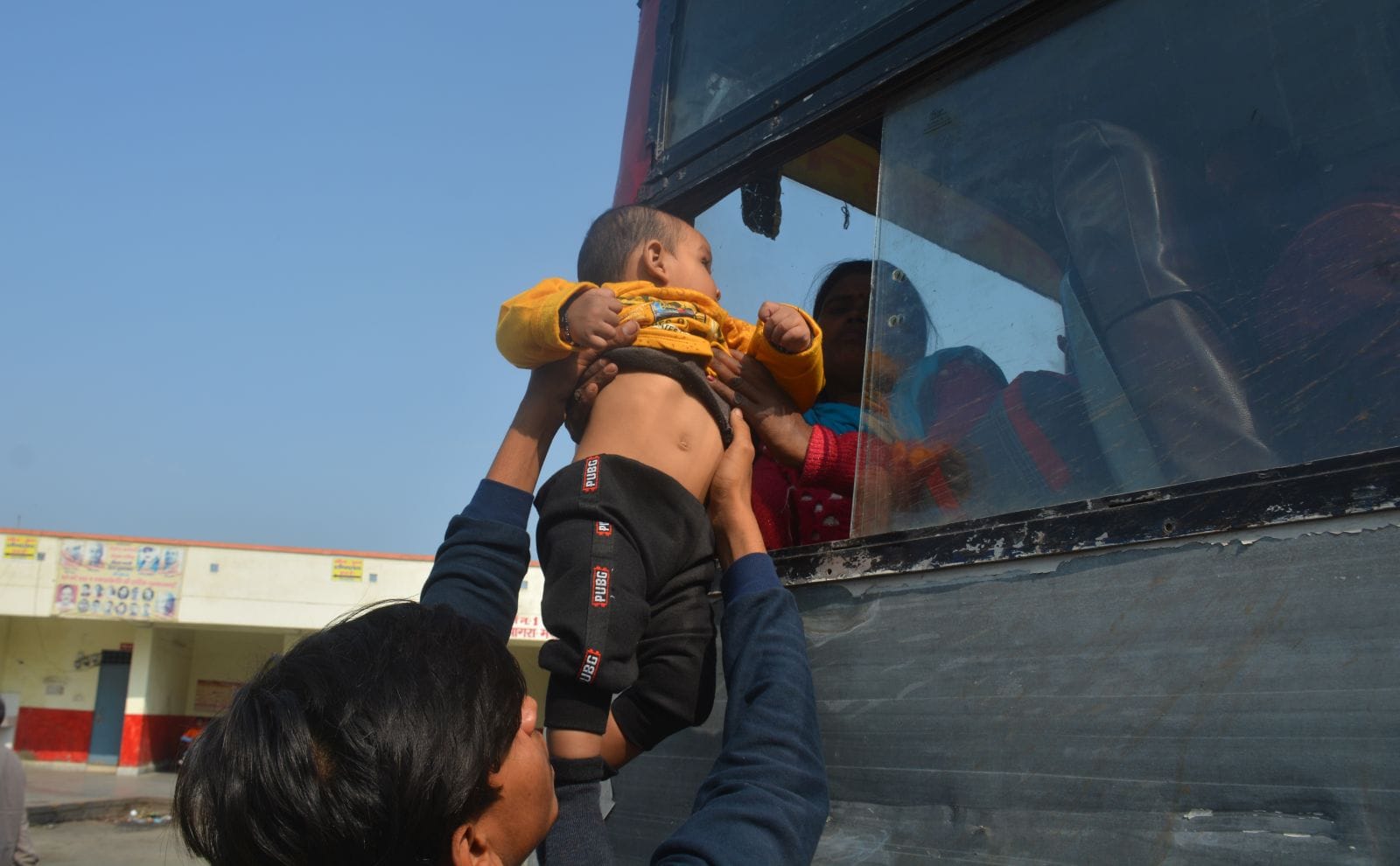 मुरादाबाद के पीतलनगरी रोडवेज बस स्टेशन पर भैयादूज पर बच्चे को खिड़की से पार करवाता भाई। मुरादाबाद के पीतलनगरी रोडवेज बस स्टेशन पर भैयादूज पर बच्चे को खिड़की से पार करवाता भाई।