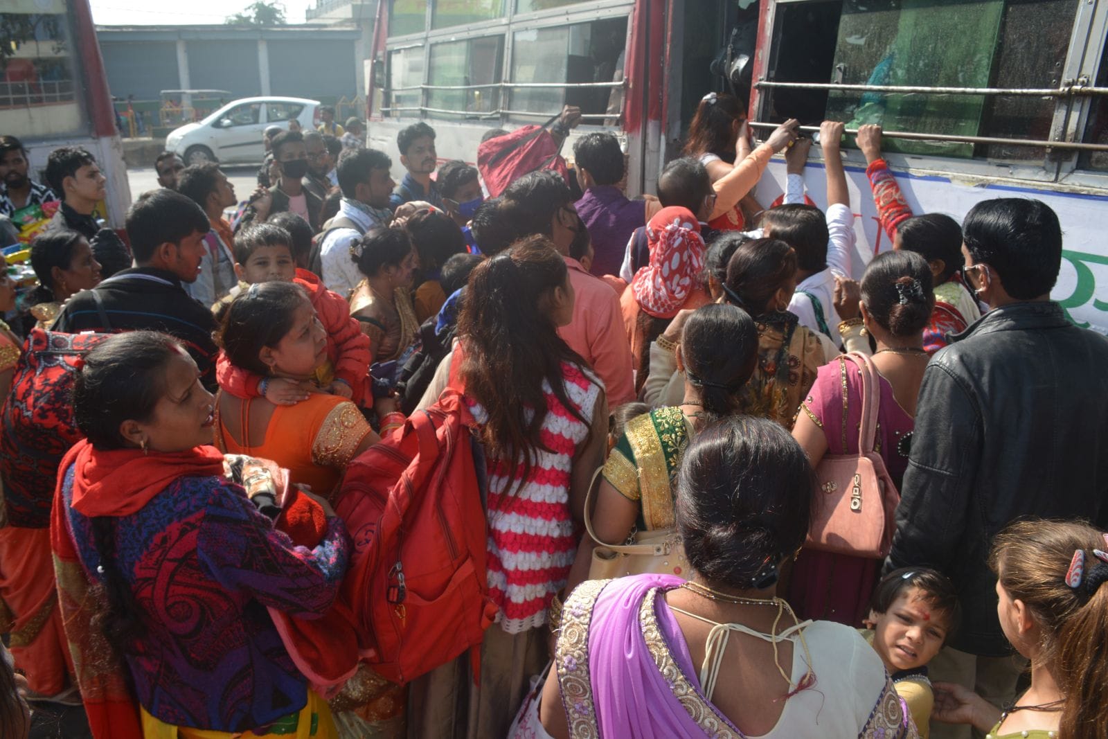 मुरादाबाद के पीतल नगरी रोडवेज बस स्टेशन पर भैयादूज पर बस चडते लोग। मुरादाबाद के पीतल नगरी रोडवेज बस स्टेशन पर भैयादूज पर बस चडते लोग।