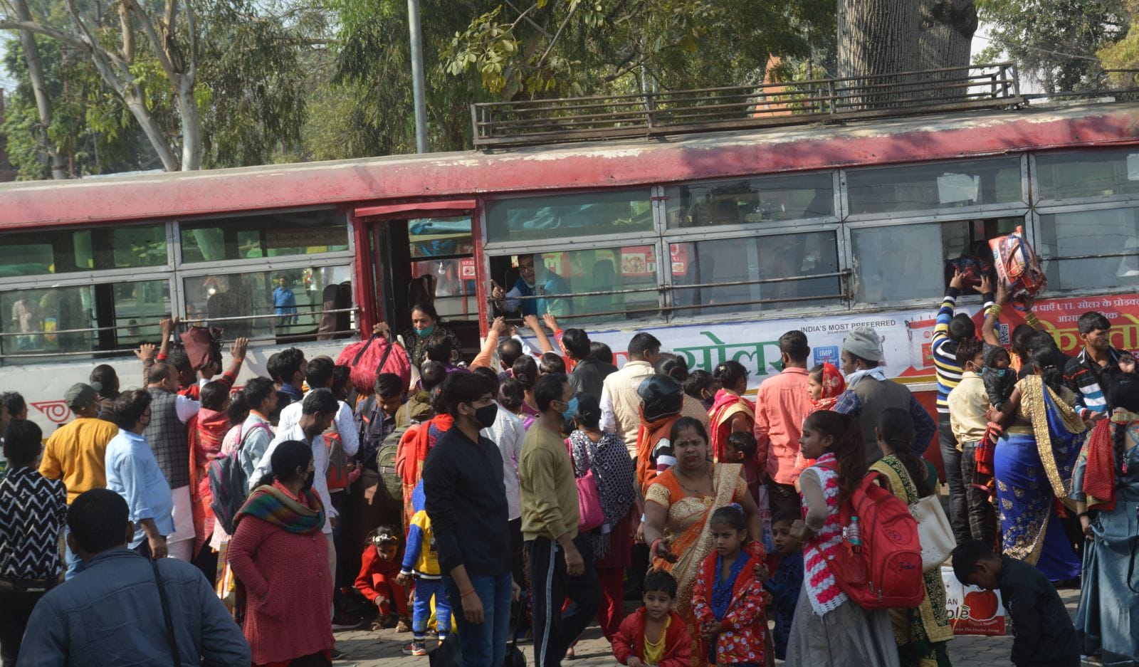 मुरादाबाद के पीतल नगरी रोडवेज बस स्टेशन पर भैयादूज पर बस में रही भीड़। मुरादाबाद के पीतल नगरी रोडवेज बस स्टेशन पर भैयादूज पर बस में रही भीड़।