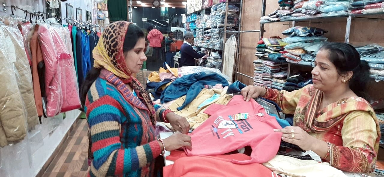 बिजनौर में कपड़ों की दुकान गर्म कपड़े खरीदती महिला। बिजनौर में कपड़ों की दुकान गर्म कपड़े खरीदती महिला।