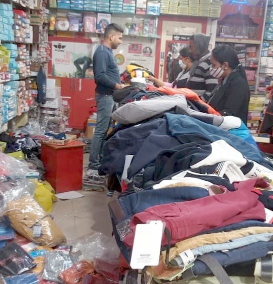बिजनौर में कपड़ों की दुकान गर्म कपड़े खरीदते ग्राहक। बिजनौर में कपड़ों की दुकान गर्म कपड़े खरीदते ग्राहक।