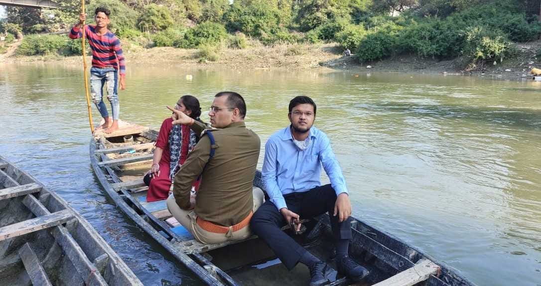 छठ पर्व को लेकर नाव से शहर के घाटों का निरीक्षण करते एसडीएम सदर गौरव कुमार, सीओ सिटी राजेश कुमार ति छठ पर्व को लेकर नाव से शहर के घाटों का निरीक्षण करते एसडीएम सदर गौरव कुमार, सीओ सिटी राजेश कुमार ति