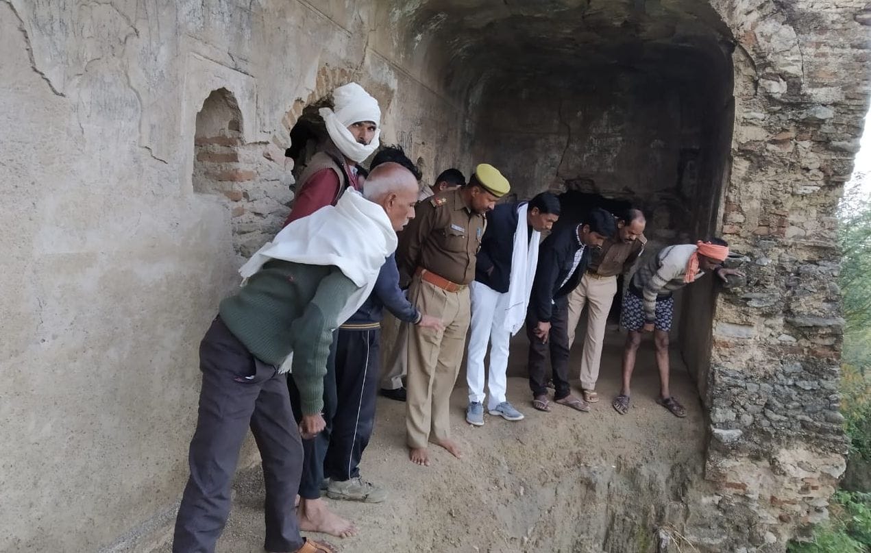 फोटो संख्या 18 घटनास्थल पर मौजूद ग्रामीण व पुलिस फोटो संख्या 18 घटनास्थल पर मौजूद ग्रामीण व पुलिस