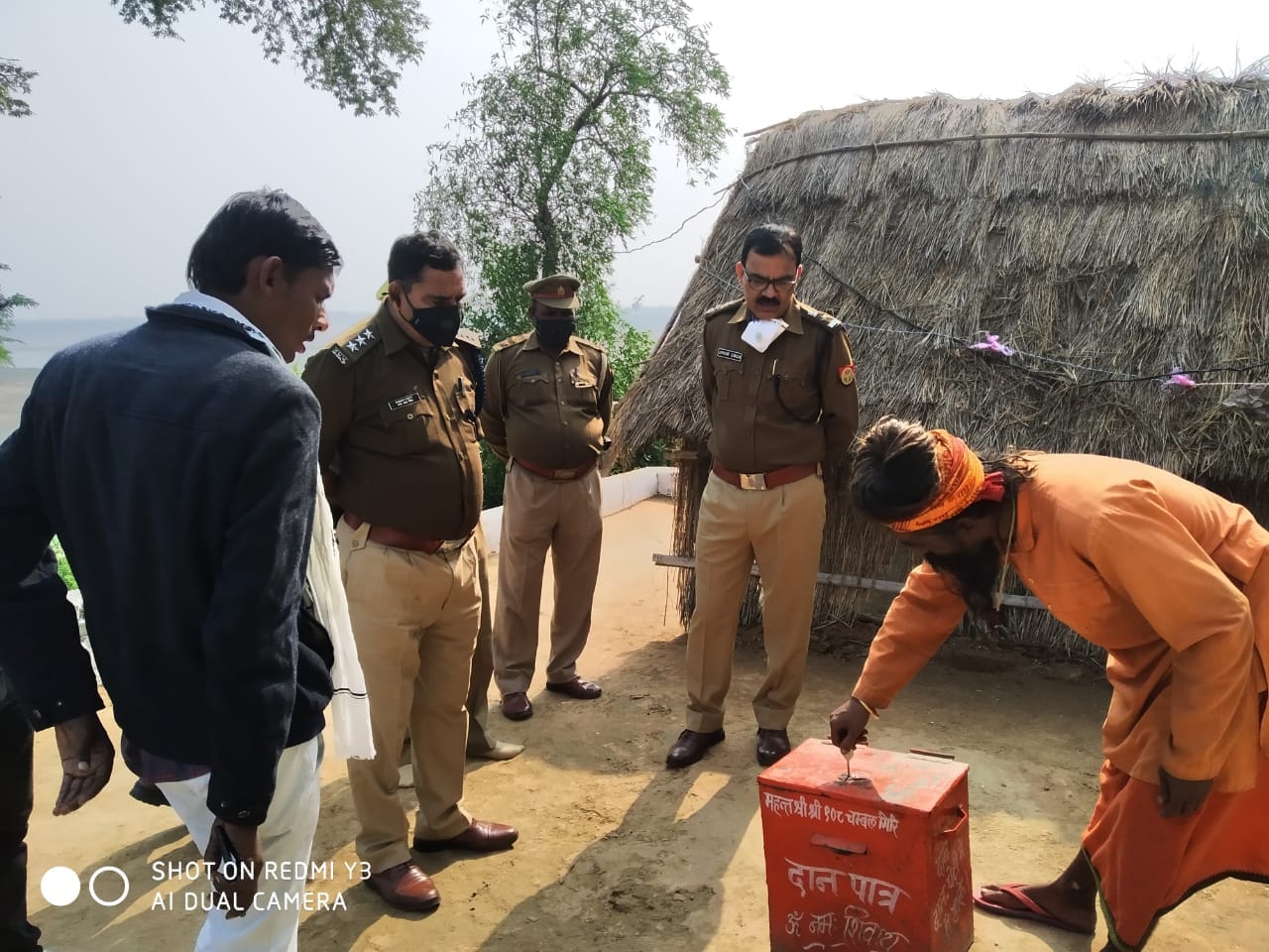 फोटो संख्या 19 पुलिस को घटना की जानकारी देकर दान पात्र दिखाते पुजारी फोटो संख्या 19 पुलिस को घटना की जानकारी देकर दान पात्र दिखाते पुजारी