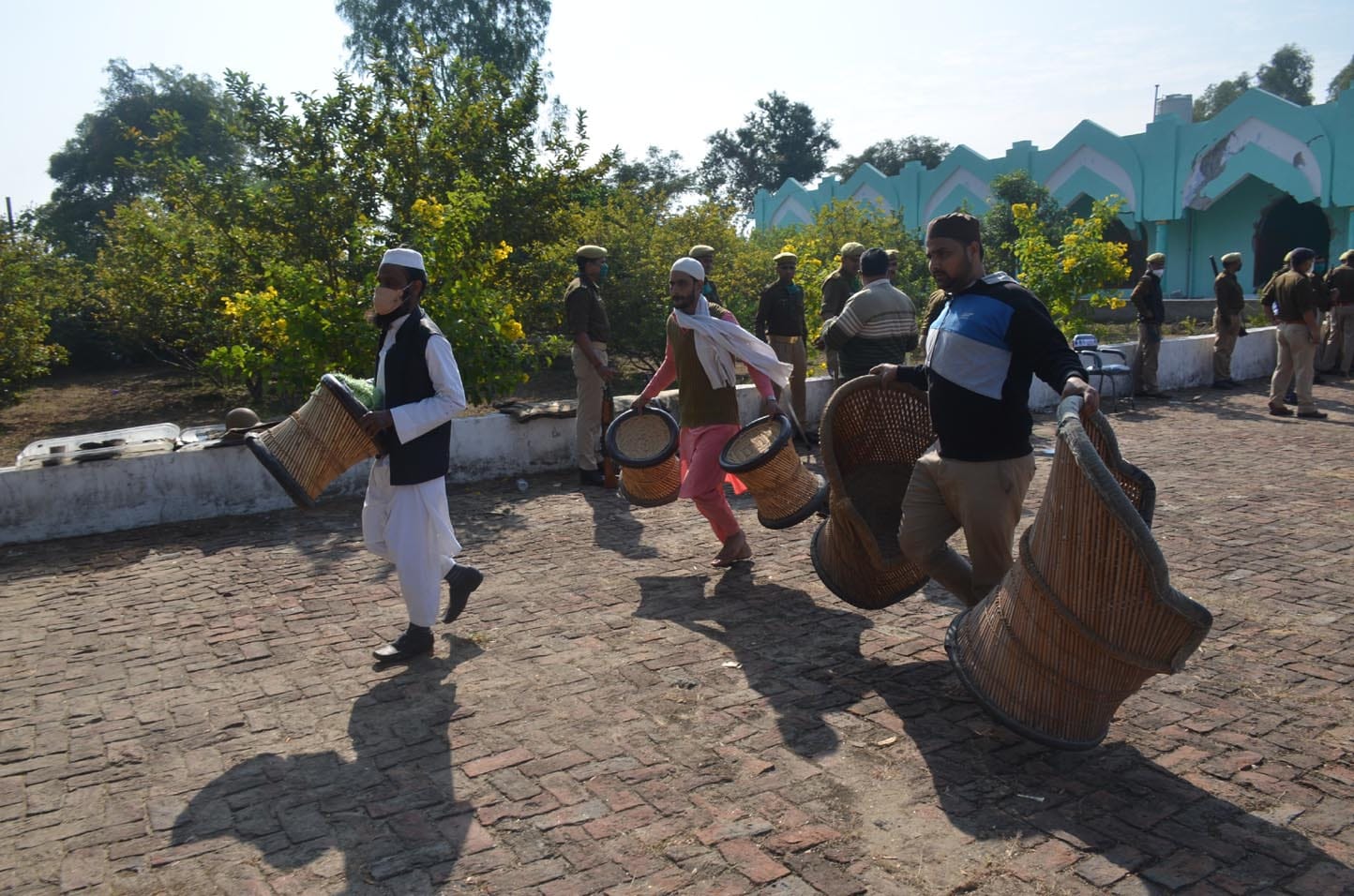 2-चिल्लागाह से सामान समेटते अकीदमंद। 2-चिल्लागाह से सामान समेटते अकीदमंद।