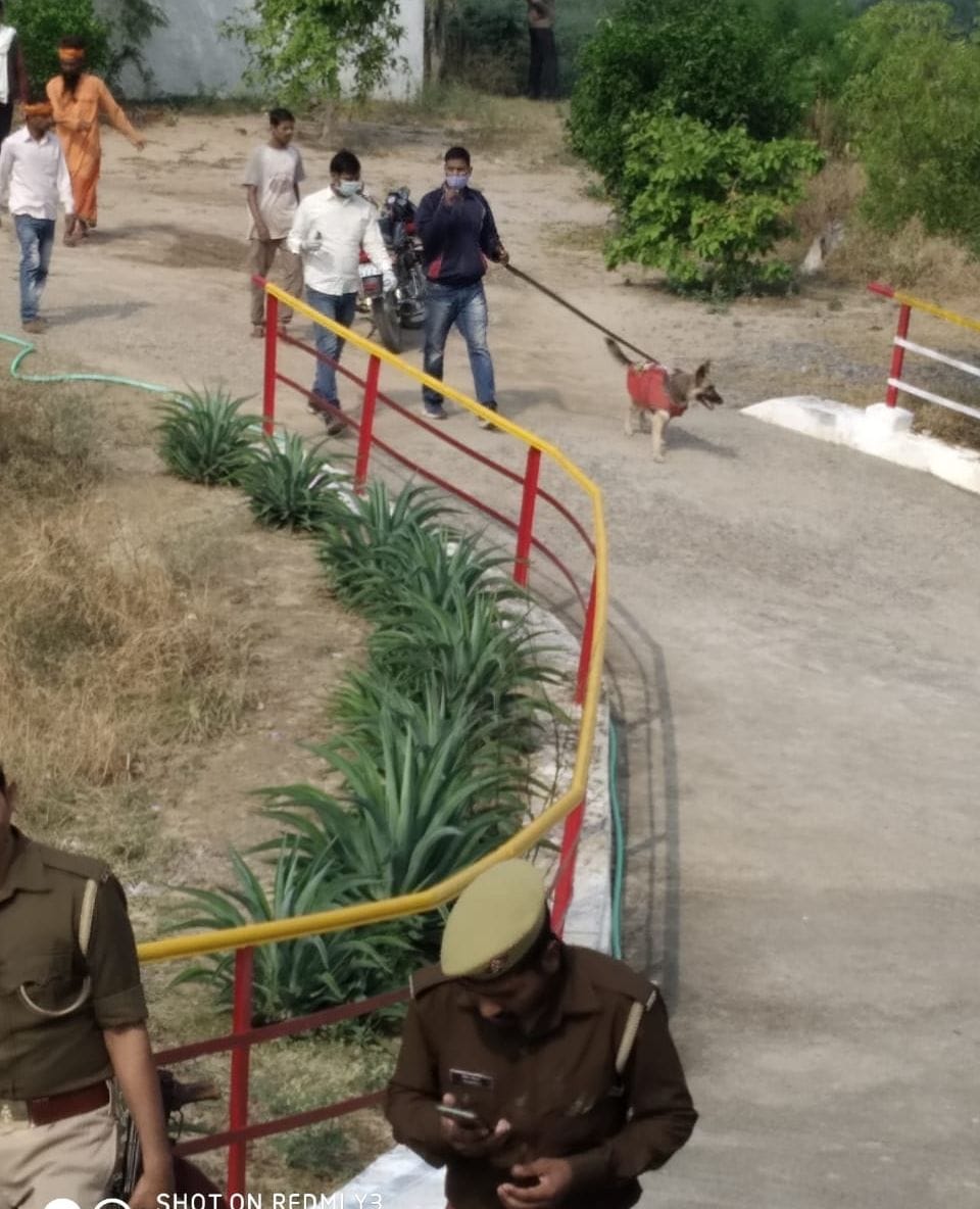 फोटो संख्या 20 जांच को पहुंचा डॉग स्क्वॉड फोटो संख्या 20 जांच को पहुंचा डॉग स्क्वॉड