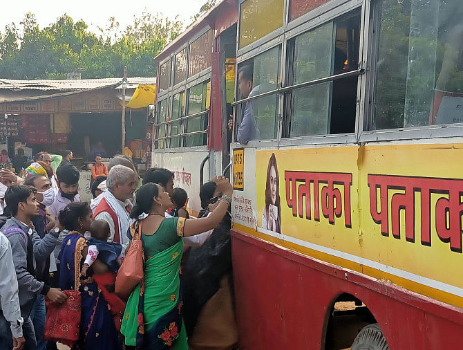 रोडवेज बस में चढ़ने के लिए बिना मास्क लगाए धक्का मुक्की करती सवारियां।