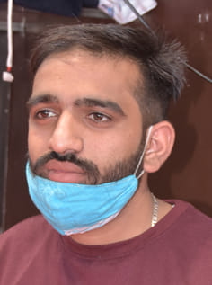 गर्म जाकिट विक्रेता आयुषमान मुंजाल