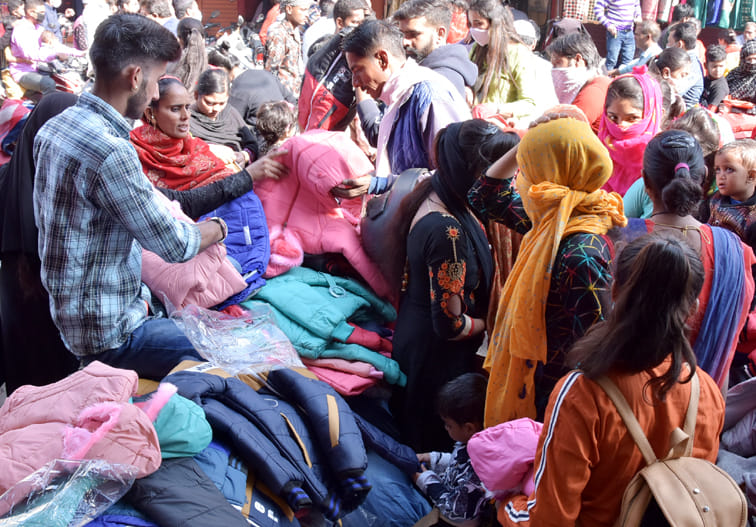 नेहरू मार्केट में बच्चो की गर्म कपड़े खरीदती महिलाएं