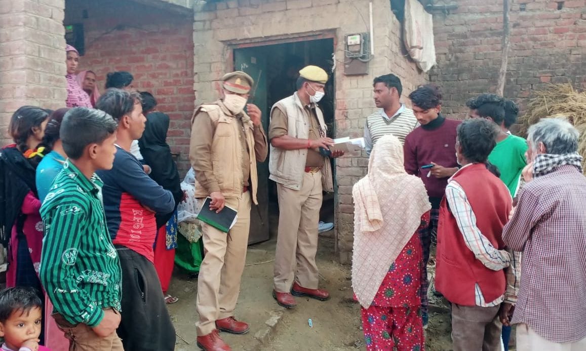 हसनगंज के गोसाईखेड़ा में घर के शौचालय में युवती का शव मिलने के बाद जांच करती पुलिस। हसनगंज के गोसाईखेड़ा में घर के शौचालय में युवती का शव मिलने के बाद जांच करती पुलिस।