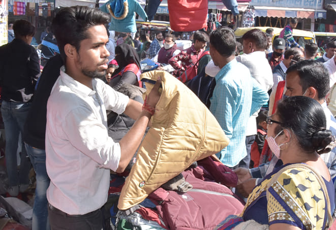 श्रीराम चौक गर्म कपड़े खरीदतें लोग