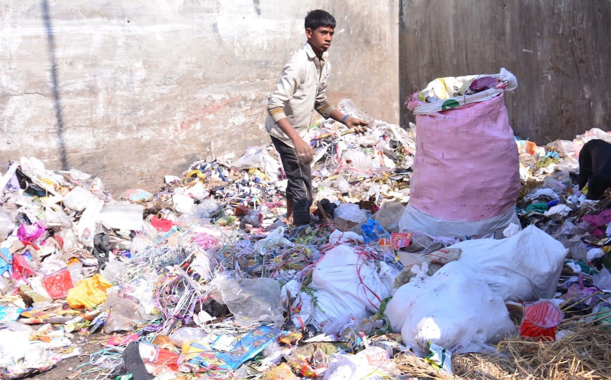 शहर के मीनाक्षी चौक पर सडक पर लगा कूडे का डेर। शहर के मीनाक्षी चौक पर सडक पर लगा कूडे का डेर।