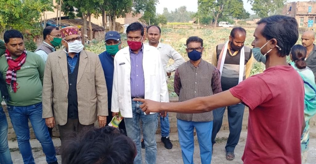 सफीपुर के मोहल्ला सरांय फजल अजीम में डेंगू से राजकुमारी की मौत के बाद जानकारी लेते सीएमओ डा.आशुतो सफीपुर के मोहल्ला सरांय फजल अजीम में डेंगू से राजकुमारी की मौत के बाद जानकारी लेते सीएमओ डा.आशुतो