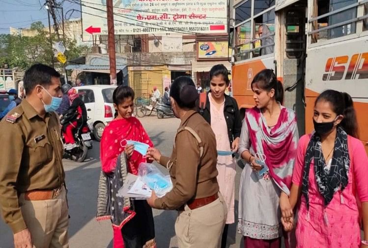 मास्क बांटते पुलिसकर्मी