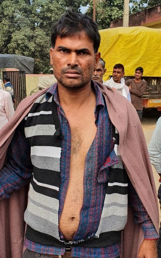 खुद के साथ हुई मारपीट की जानकारी देता किसान परमेश्वरी दयाल।