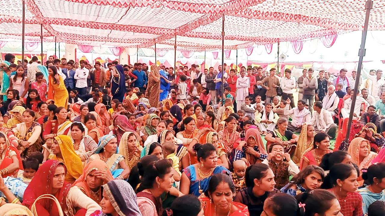 सरीला में आयोजित मुख्यमंत्री सामूहिक विवाह कार्यक्रम में मौजूद लोग। संवाद सरीला में आयोजित मुख्यमंत्री सामूहिक विवाह कार्यक्रम में मौजूद लोग। संवाद