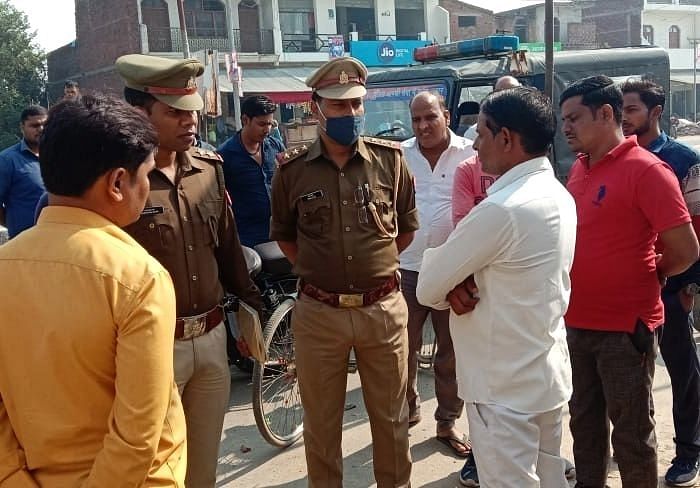 चोरी की घटना में पूछताछ करती पुलिस।