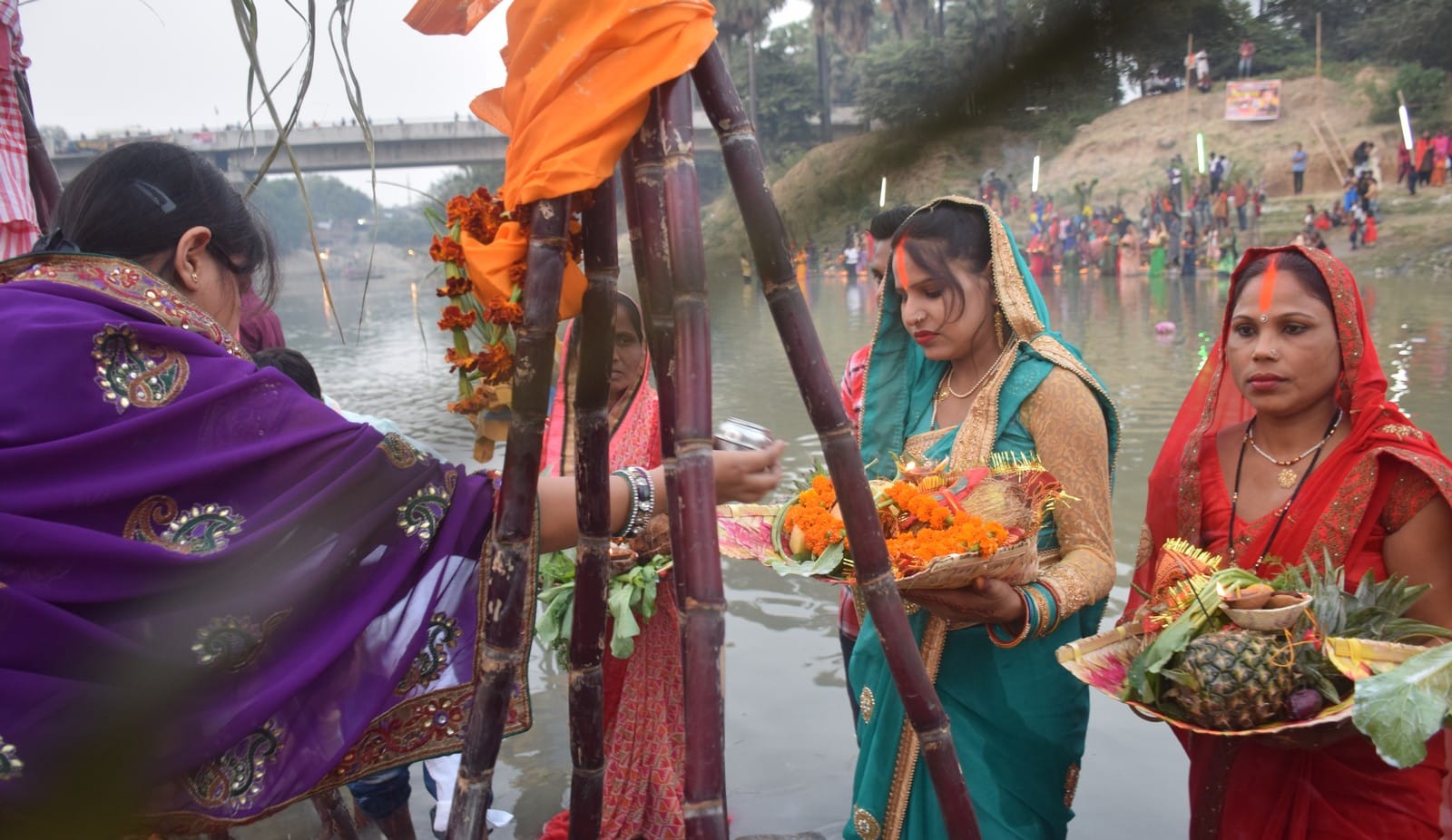 शहर के कदम घाट पर छठ पूजा के अवसर पर अर्ध्य देती श्रद्धालु महिला। शहर के कदम घाट पर छठ पूजा के अवसर पर अर्ध्य देती श्रद्धालु महिला।