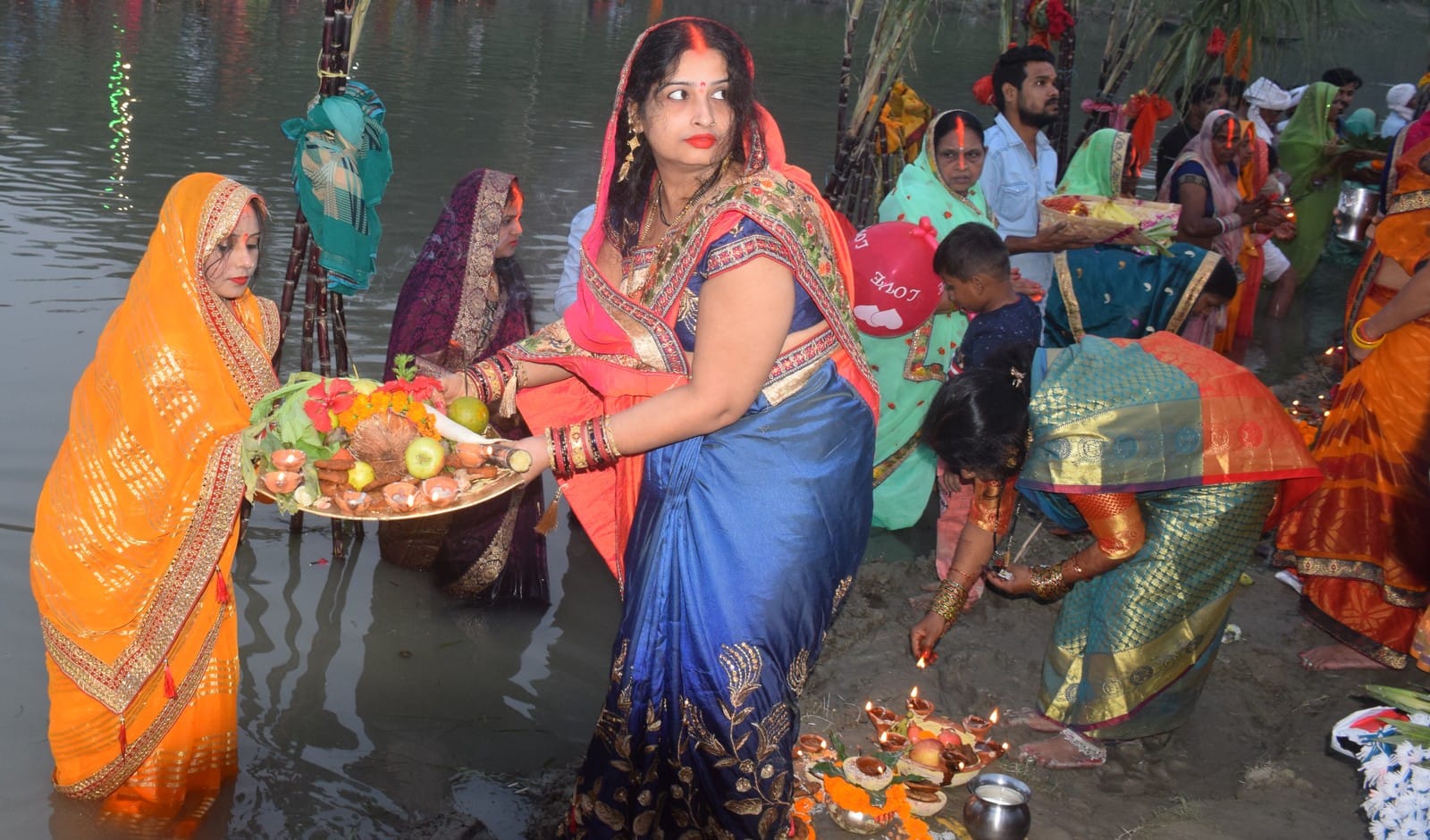 शहर के कदम घाट पर छठ पूजा के अवसर पर तमसा नदी में पूजन सामाग्री लेकर खड़ी व्रती श्रद्धालु महिला। शहर के कदम घाट पर छठ पूजा के अवसर पर तमसा नदी में पूजन सामाग्री लेकर खड़ी व्रती श्रद्धालु महिला।