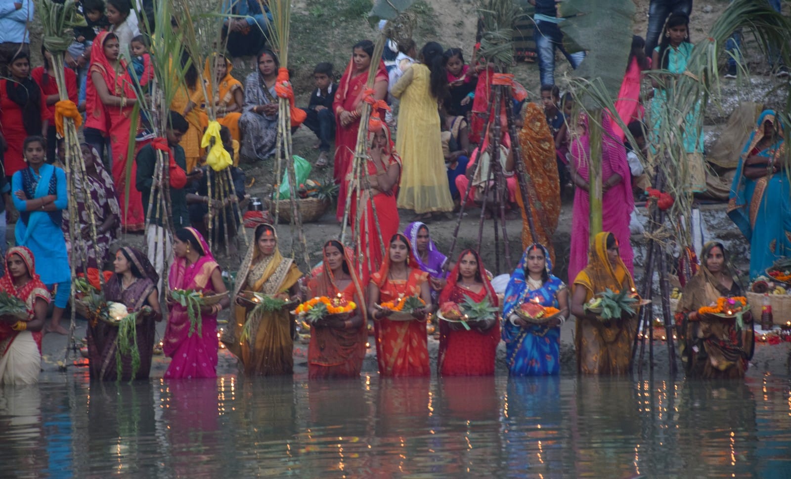 शहर के हथिया घाट पर छठ पूजा के अवसर पर तमसा नदी में पूजन सामाग्री लेकर खड़ी व्रती श्रद्धालु महिला? शहर के हथिया घाट पर छठ पूजा के अवसर पर तमसा नदी में पूजन सामाग्री लेकर खड़ी व्रती श्रद्धालु महिला?