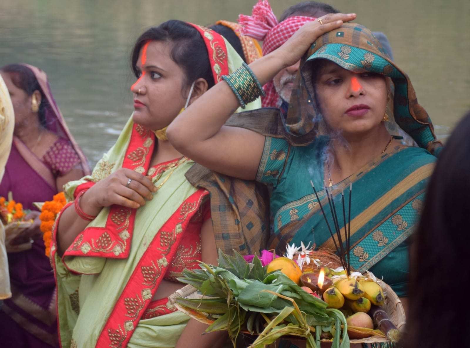 शहर के कदम घाट पर छठ पूजा के अवसर पर तमसा नदी में पूजन सामाग्री लेकर खड़ी व्रती श्रद्धालु महिला। शहर के कदम घाट पर छठ पूजा के अवसर पर तमसा नदी में पूजन सामाग्री लेकर खड़ी व्रती श्रद्धालु महिला।