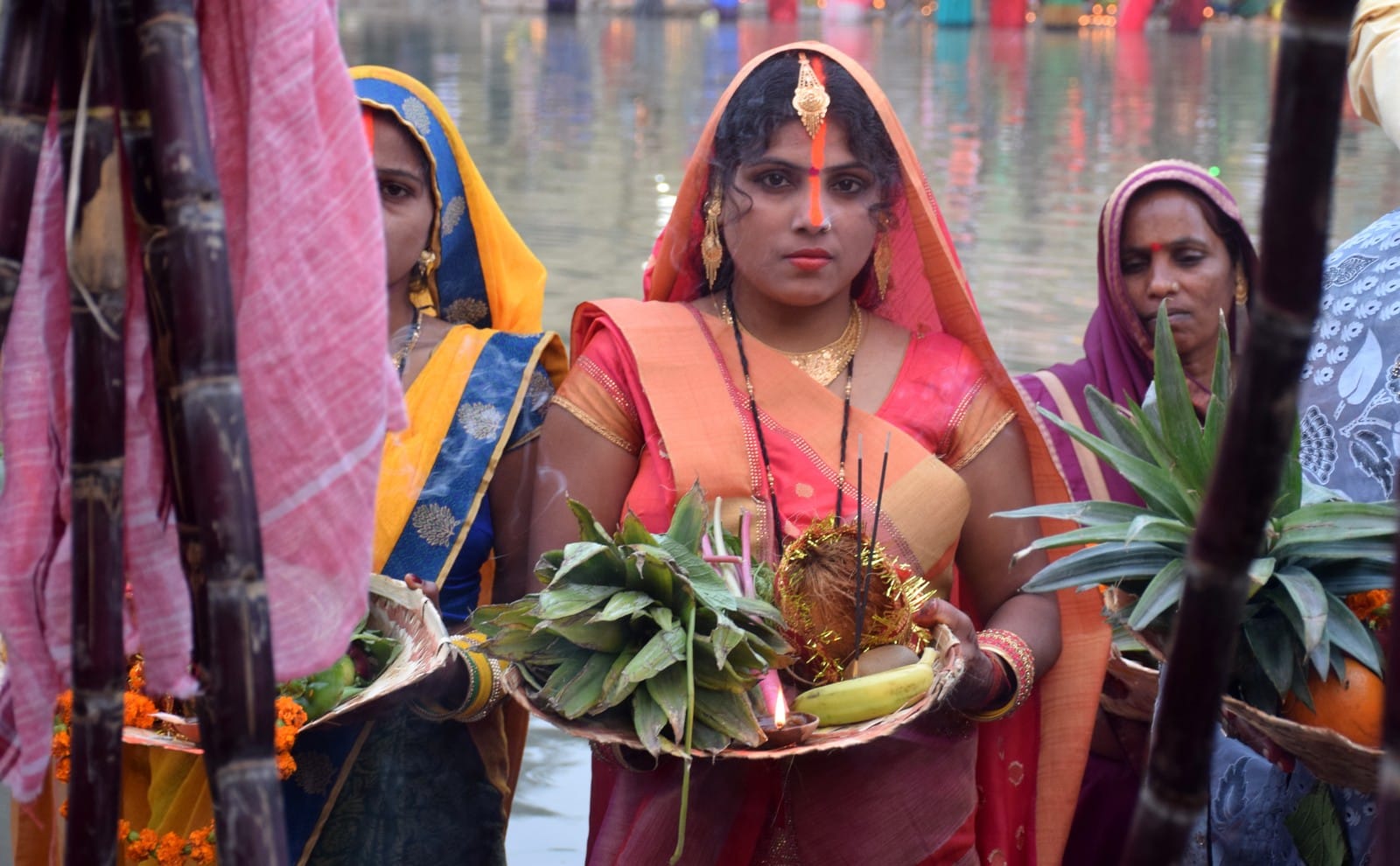 शहर के कदम घाट पर छठ पूजा के अवसर पर तमसा नदी में पूजन सामाग्री लेकर खड़ी व्रती श्रद्धालु महिला। शहर के कदम घाट पर छठ पूजा के अवसर पर तमसा नदी में पूजन सामाग्री लेकर खड़ी व्रती श्रद्धालु महिला।