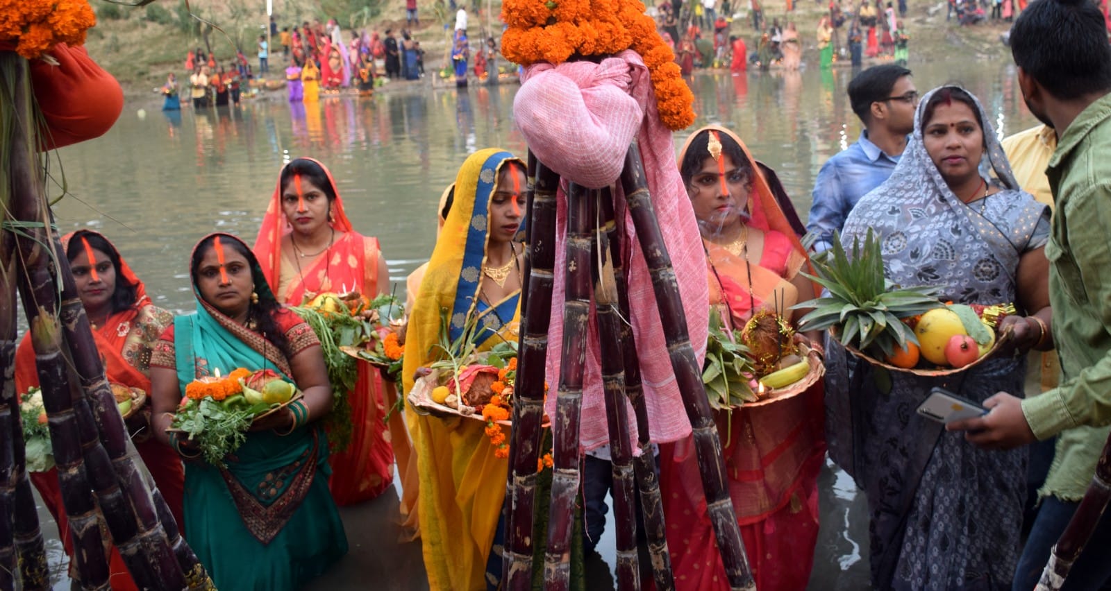 शहर के कदम घाट पर छठ पूजा के अवसर पर तमसा नदी में पूजन सामाग्री लेकर खड़ी व्रती श्रद्धालु महिलाएं? शहर के कदम घाट पर छठ पूजा के अवसर पर तमसा नदी में पूजन सामाग्री लेकर खड़ी व्रती श्रद्धालु महिलाएं?