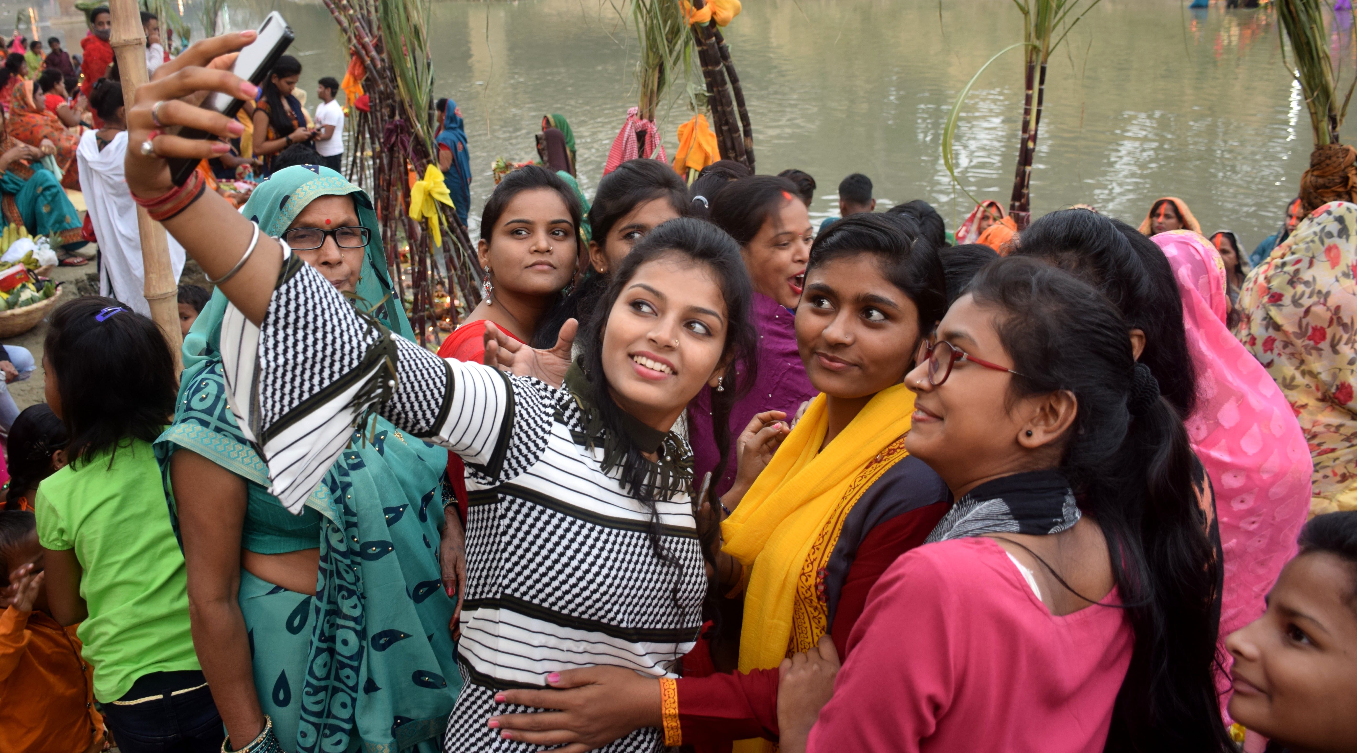 शहर के कदम घाट पर छठ पूजा के अवसर पर सेल्फी लेती युवतियां। शहर के कदम घाट पर छठ पूजा के अवसर पर सेल्फी लेती युवतियां।