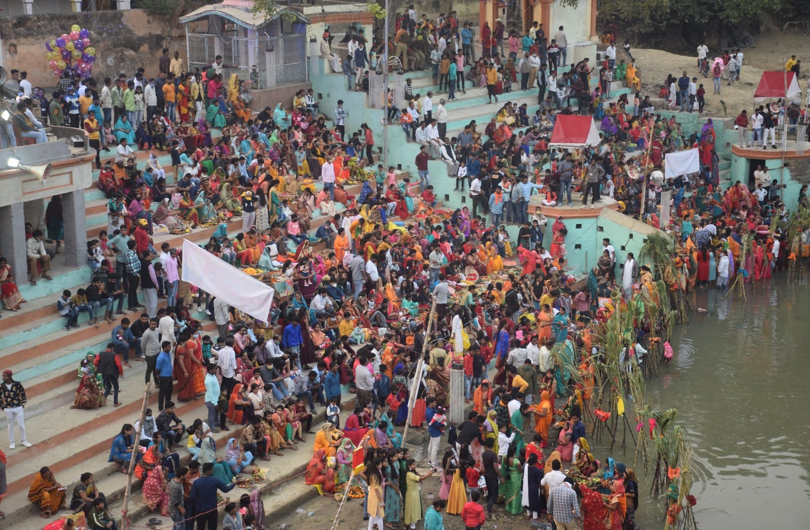 शहर के गौरी शंकर घाट पर छठ पूजा के अवसर पर श्रद्धालुओं की भीड़। शहर के गौरी शंकर घाट पर छठ पूजा के अवसर पर श्रद्धालुओं की भीड़।