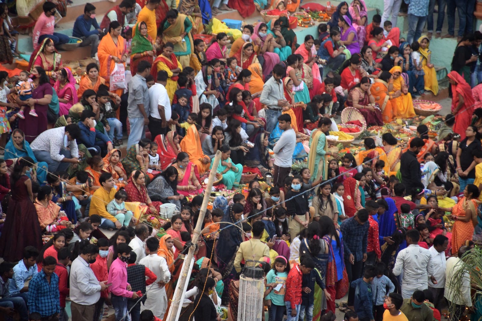 शहर के गौरी शंकर घाट पर छठ पूजा के अवसर पर श्रद्धालुओं की भीड़। शहर के गौरी शंकर घाट पर छठ पूजा के अवसर पर श्रद्धालुओं की भीड़।