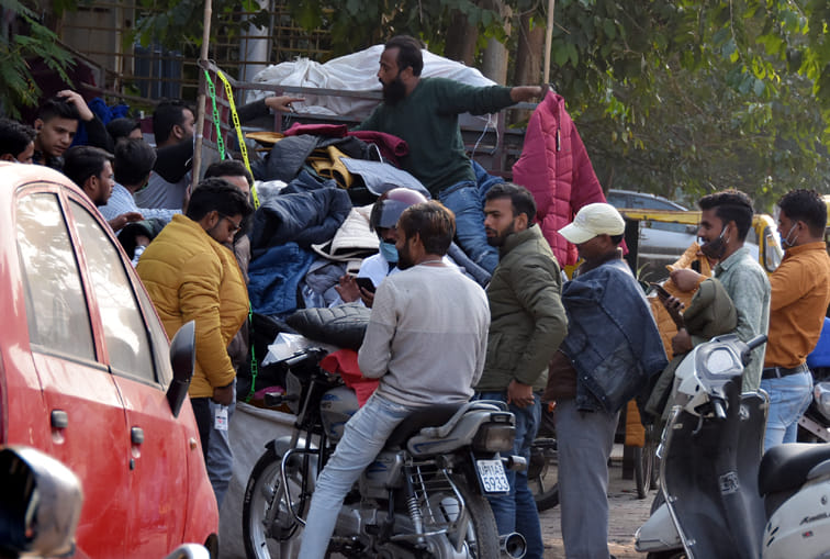 बेहट रोड़ पर बिना मास्क बिना सोशल डिस्टेंश के खरीदारी करते लोग बेहट रोड़ पर बिना मास्क बिना सोशल डिस्टेंश के खरीदारी करते लोग