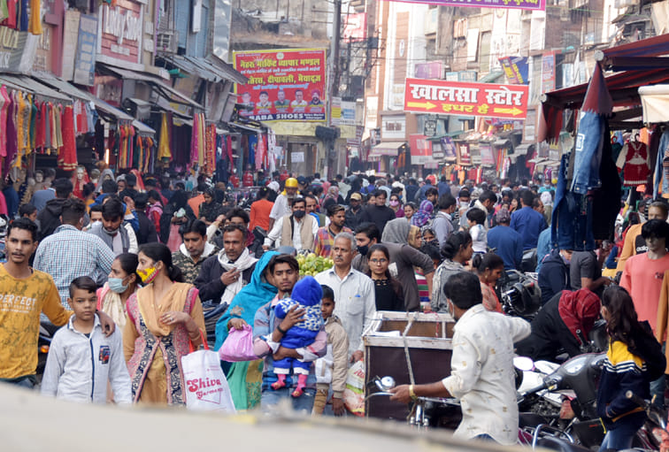 नेहरू मार्केट में बिना मास्क बिना सोशल डिस्टेंश के खरीदारी को उमड़ी भीड़ नेहरू मार्केट में बिना मास्क बिना सोशल डिस्टेंश के खरीदारी को उमड़ी भीड़