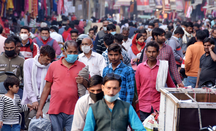 नेहरू मार्केट में बिना मास्क बिना सोशल डिस्टेंश के खरीदारी को उमड़ी भीड़ नेहरू मार्केट में बिना मास्क बिना सोशल डिस्टेंश के खरीदारी को उमड़ी भीड़