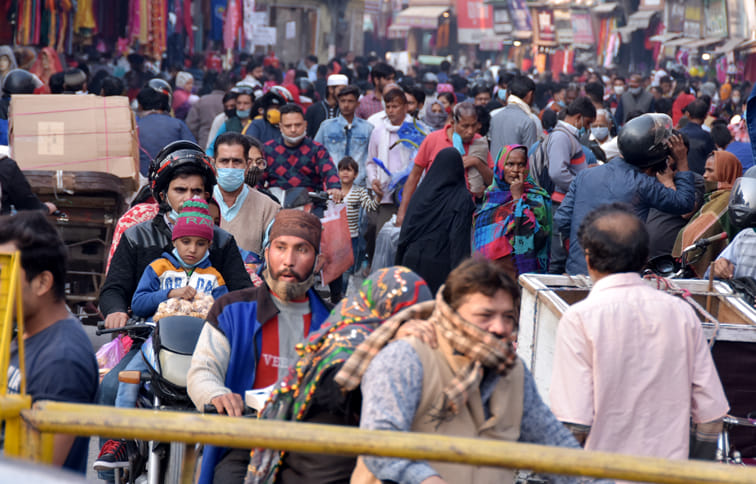 नेहरू मार्केट में बिना मास्क बिना सोशल डिस्टेंश के खरीदारी को उमड़ी भीड़ नेहरू मार्केट में बिना मास्क बिना सोशल डिस्टेंश के खरीदारी को उमड़ी भीड़