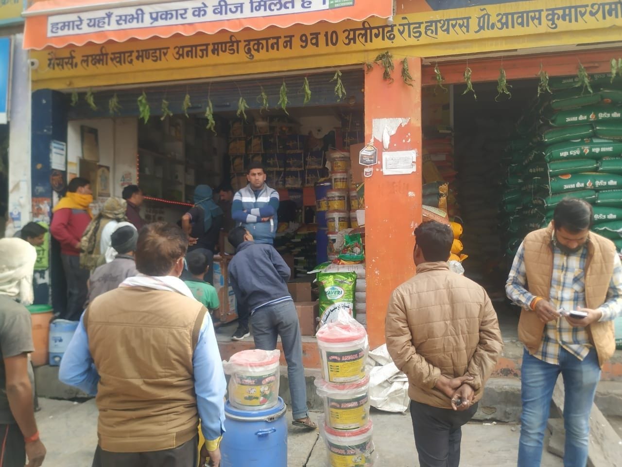 चोरी के बाद खाद की दुकान के बाहर लगी भीड़। चोरी के बाद खाद की दुकान के बाहर लगी भीड़।