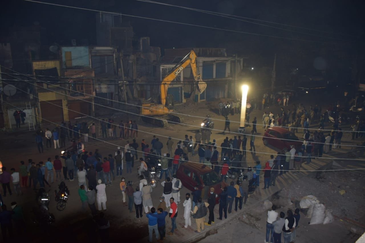 देर रात को ही प्रशासन जेसीबी और पोकलैंड लेकर पहुंचा और ढहा दिया गया अतिक्रमण। 